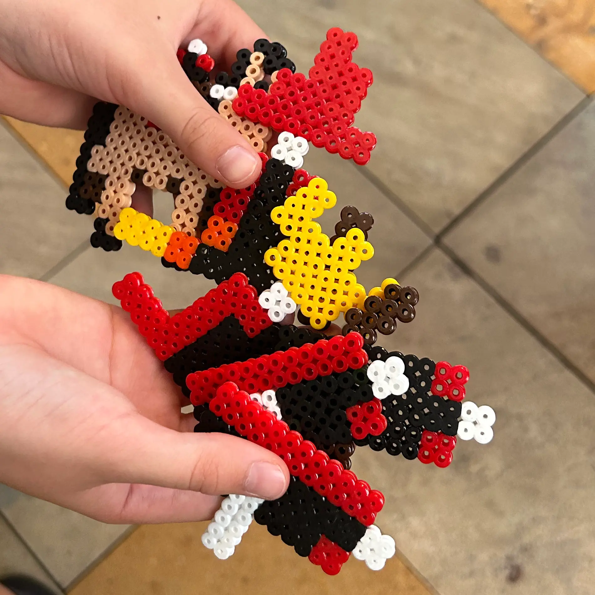 Hamma beads creando el rey o un soldado de CrownWalkTanto para adultos y niños